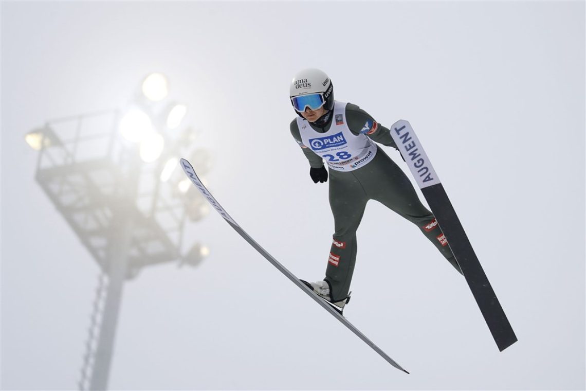 Na ženski ekipni tekmi v boj Križnar, Klinec, Prevc in Vtič
