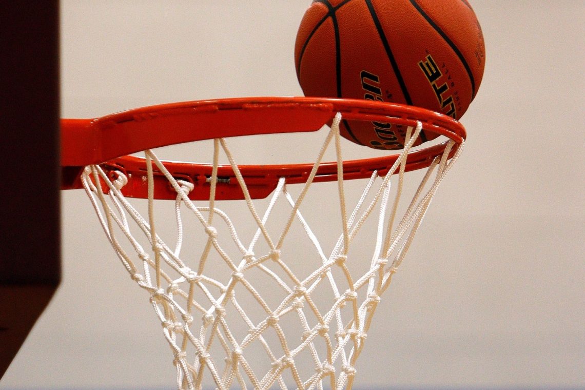 Dallas zapravil 27 točk naskoka, Lillardovih 71 točk