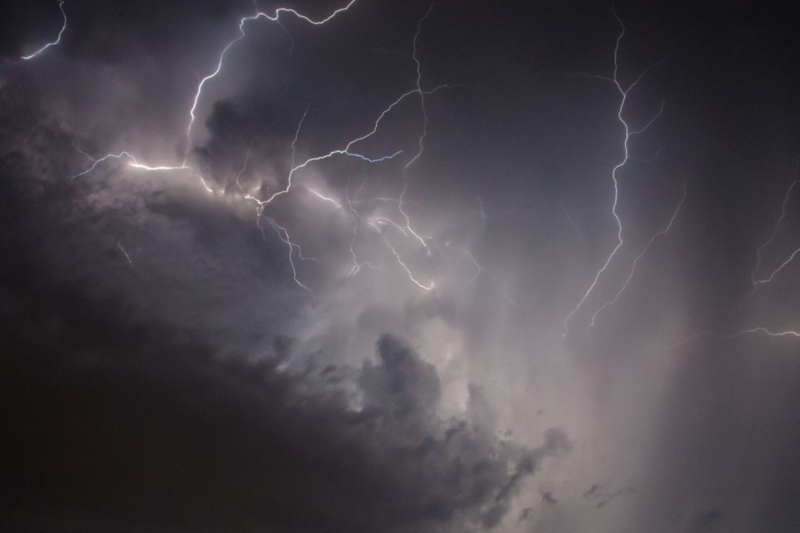 Ponoči neurje z močnim deževjem in vetrom, ponekod sneg do nižin