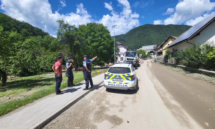 Pijan voznik tovornega vozila brez vozniškega dovoljenja prevozil otroka na neregistriranem mopedustriranem mopedu