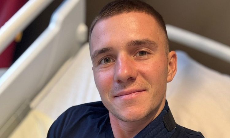 Evenepoel s poškodovanim živcem še dlje na stranskem tiru