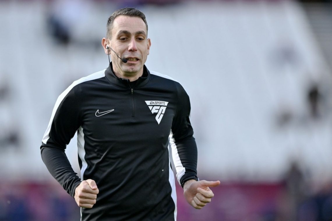 Uefa kaznovala kontroverznega angleškega sodnika Cooteja