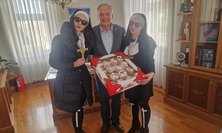 Pustni obisk pri županu prinesel krofe in smeh