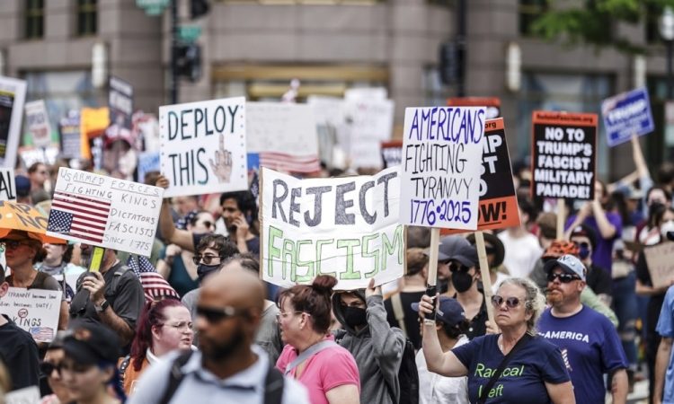 ZDA pred vojaško parado preplavili množični protesti proti Trumpu