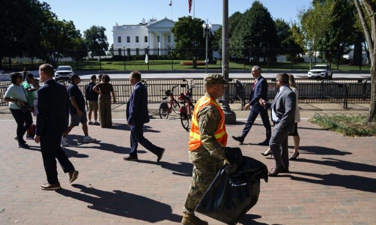 V Washingtonu aretiran moški zaradi zažiga ameriške zastave pred Belo hišo