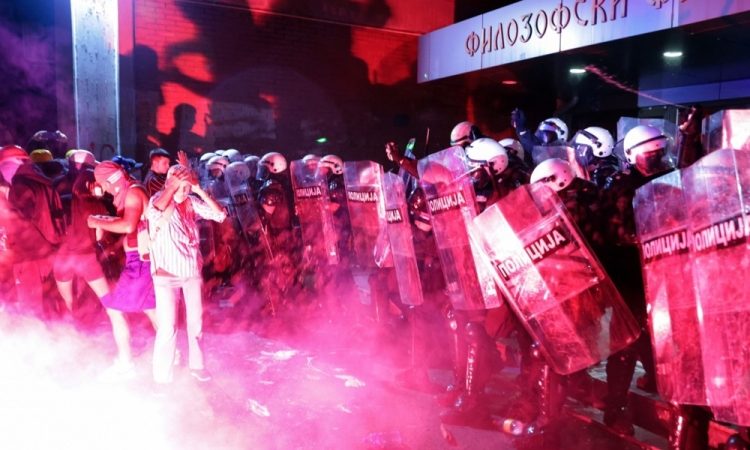 Spopadi med protestniki in policijo na protivladnih shodih v Novem Sadu
