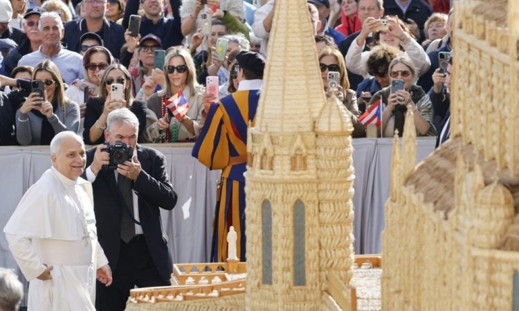 Papež Leon XIV pozval Hamas k sprejetju ameriškega mirovnega načrta