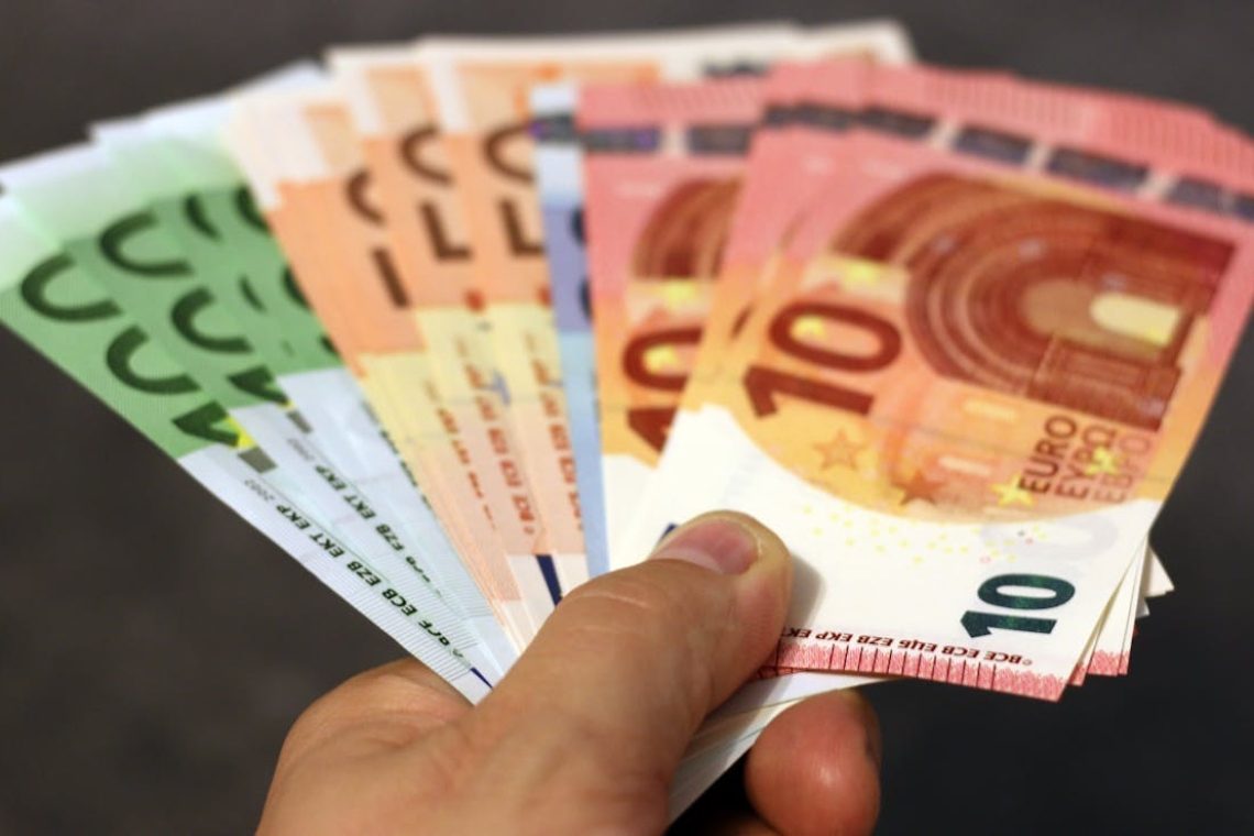Vzajemna začela izplačevanje deležev in razdelila delnice več kot 440.000 delničarjem