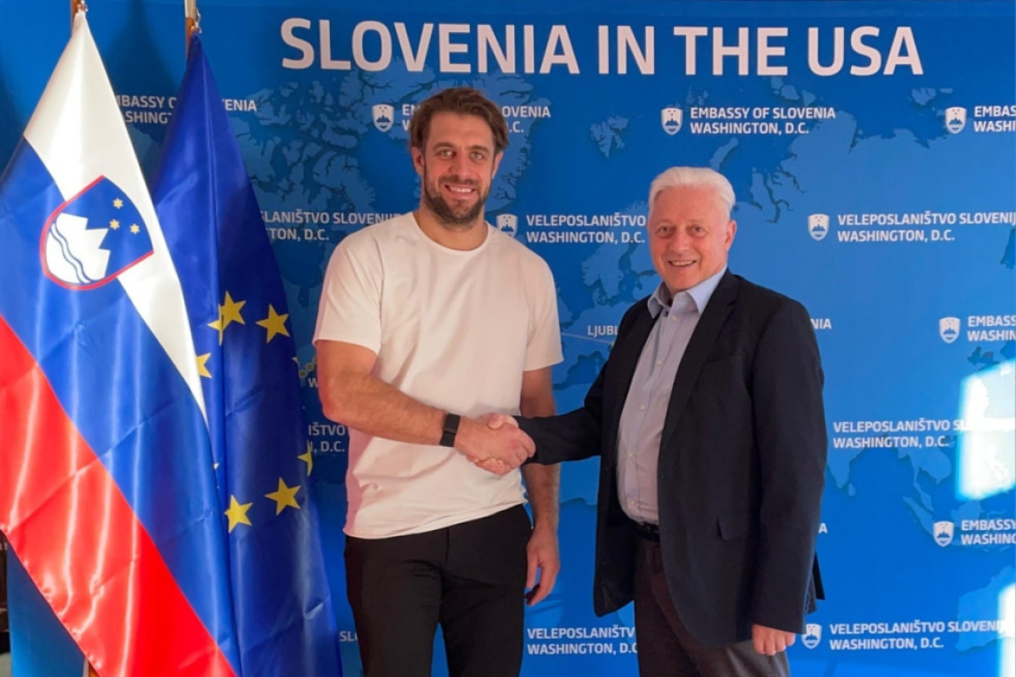 Veleposlanik Mirošič sprejel hokejista Anžeta Kopitarja