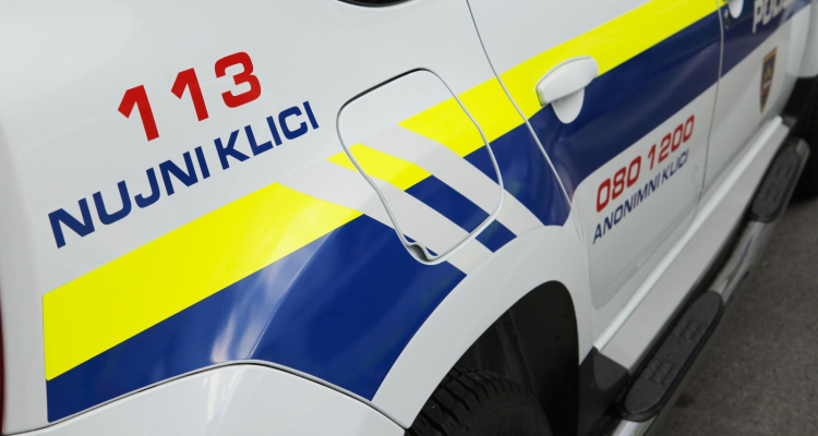 V Kranju hudo poškodovana peška, 18-letni voznik vozil pod vplivom prepovedanih snovi
