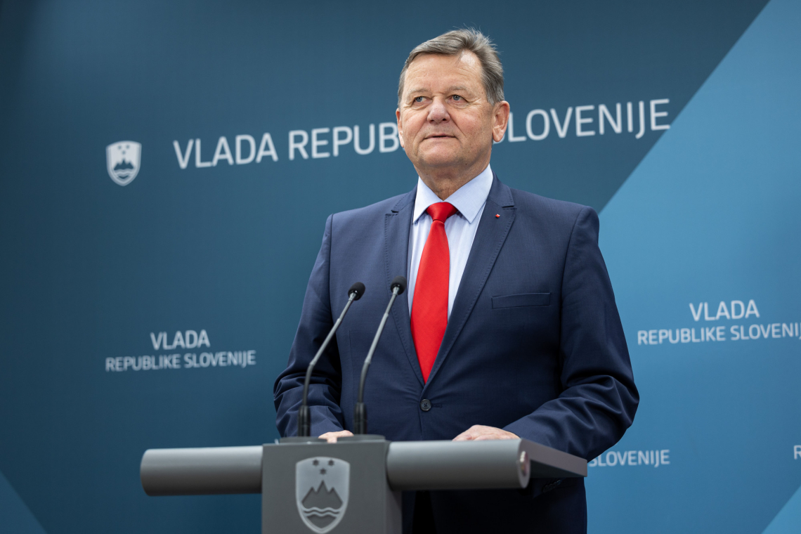 Po zadržkih predsednice Jevšek umaknil kandidaturo za veleposlanika