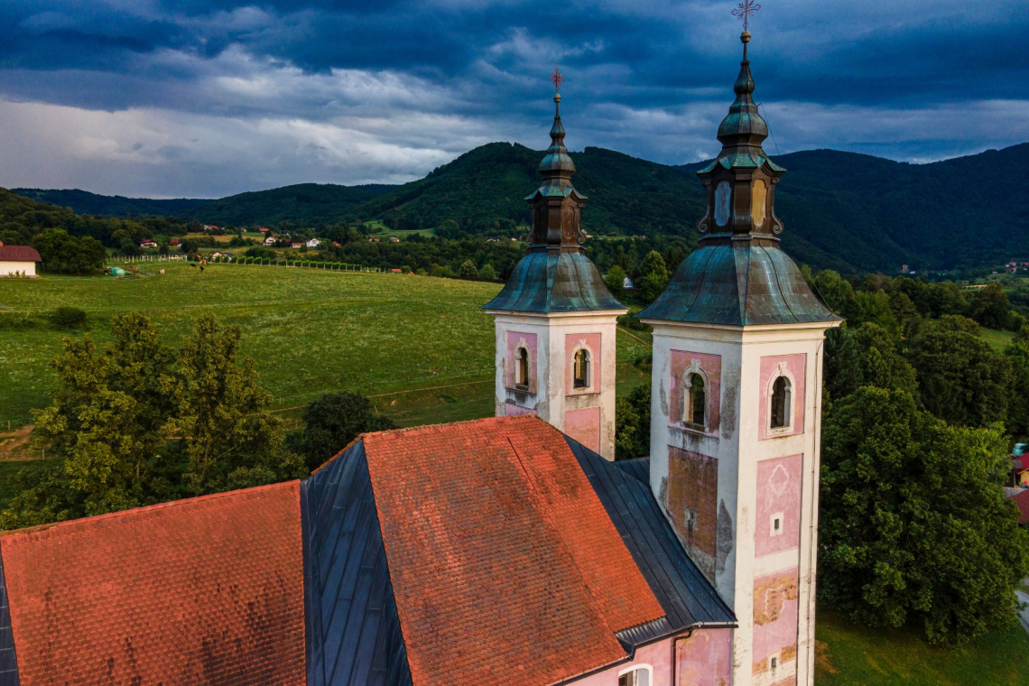 Zaradi pomanjkanja duhovnikov združevanje župnij po Sloveniji