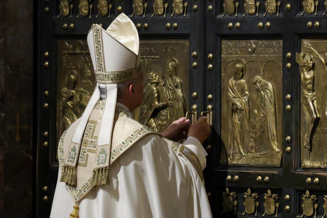 Papež Leon XIV. zaključil jubilejno leto s simbolnim zaprtjem svetih vrat