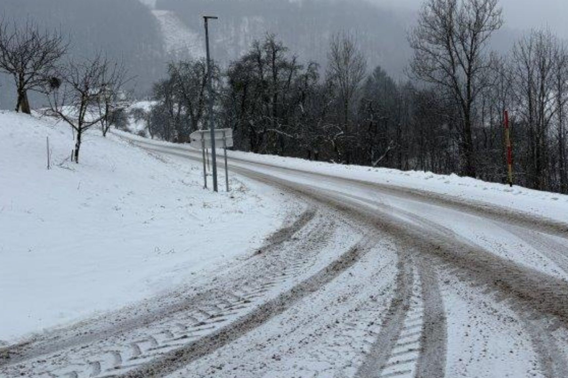 Velenjska zimska služba v polnem pogonu zaradi snega in mraza