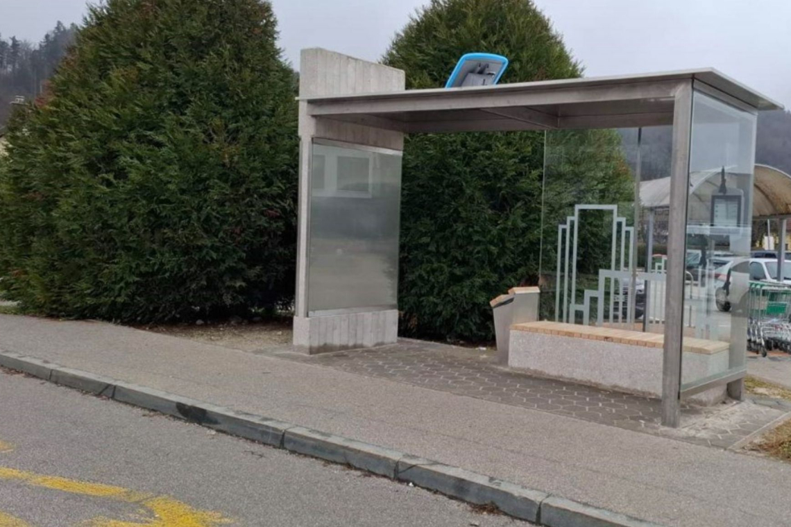 Na Cesti talcev nova nadstrešnica z naprednim prikazovalnikom prihodov avtobusov