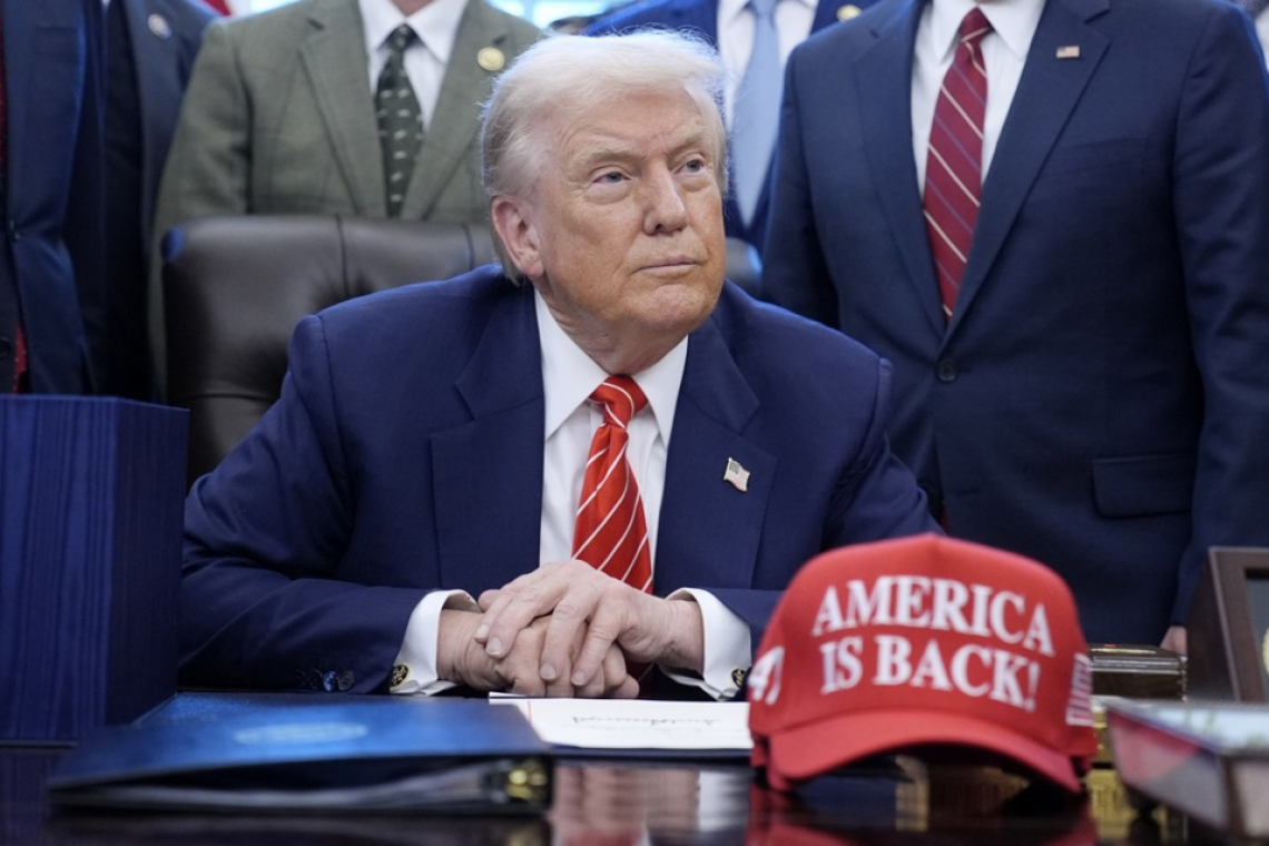 Trump z opozorilom Iranu pred pogajanji v Omanu