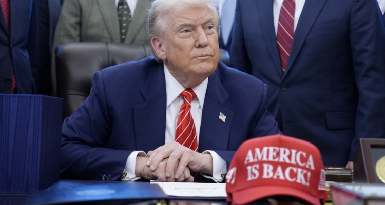 Trump z opozorilom Iranu pred pogajanji v Omanu