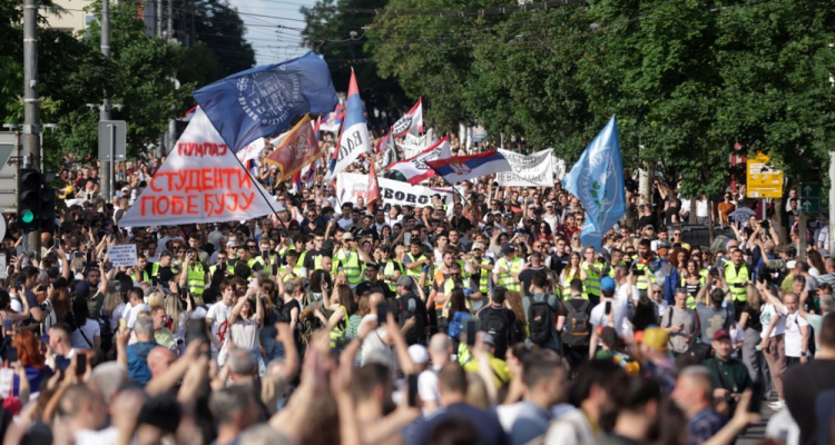 Na protestu v Beogradu več kot 100 tisoč ljudi